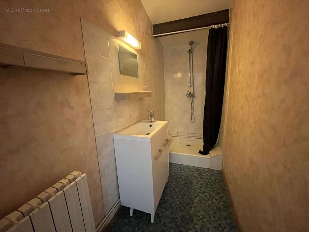 Maison à AINAY-LE-CHATEAU