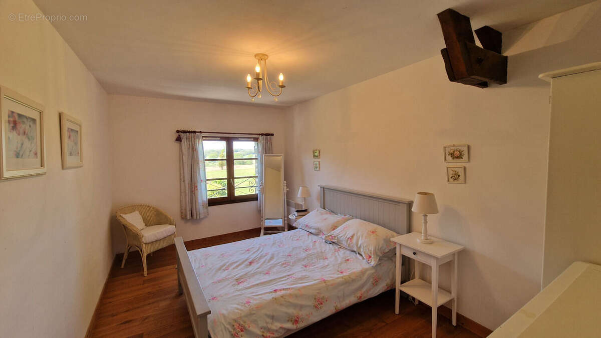MORBIHAN Charmante maison de campagne de 4 chambres, 2 salles de bains, grand jardin, terrasse, parking - photo 12
