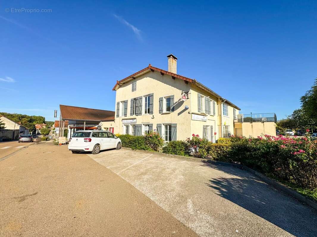 Commerce à MONTSAUGEON