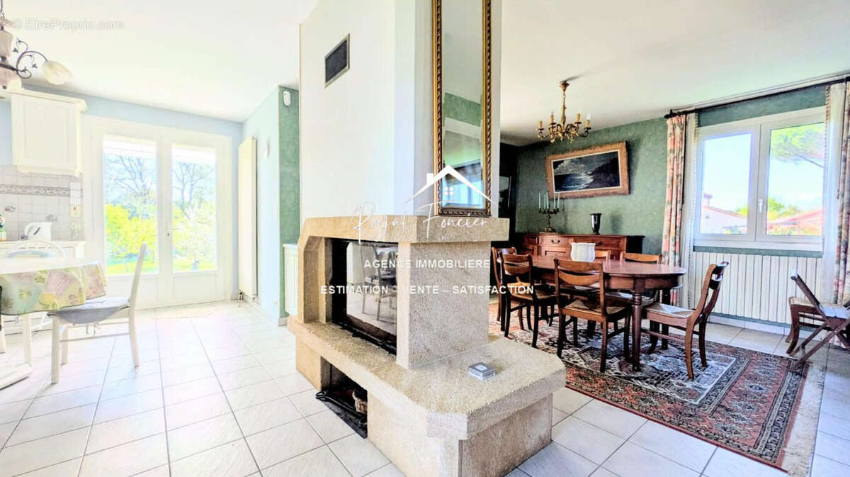 Cheminée dans le séjour - Maison à ANTRAN
