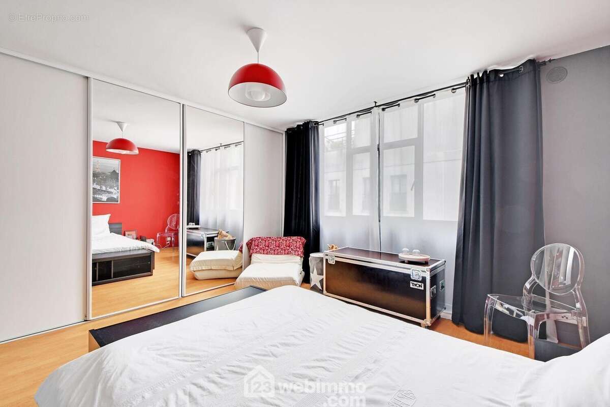 Chambre avec rangements