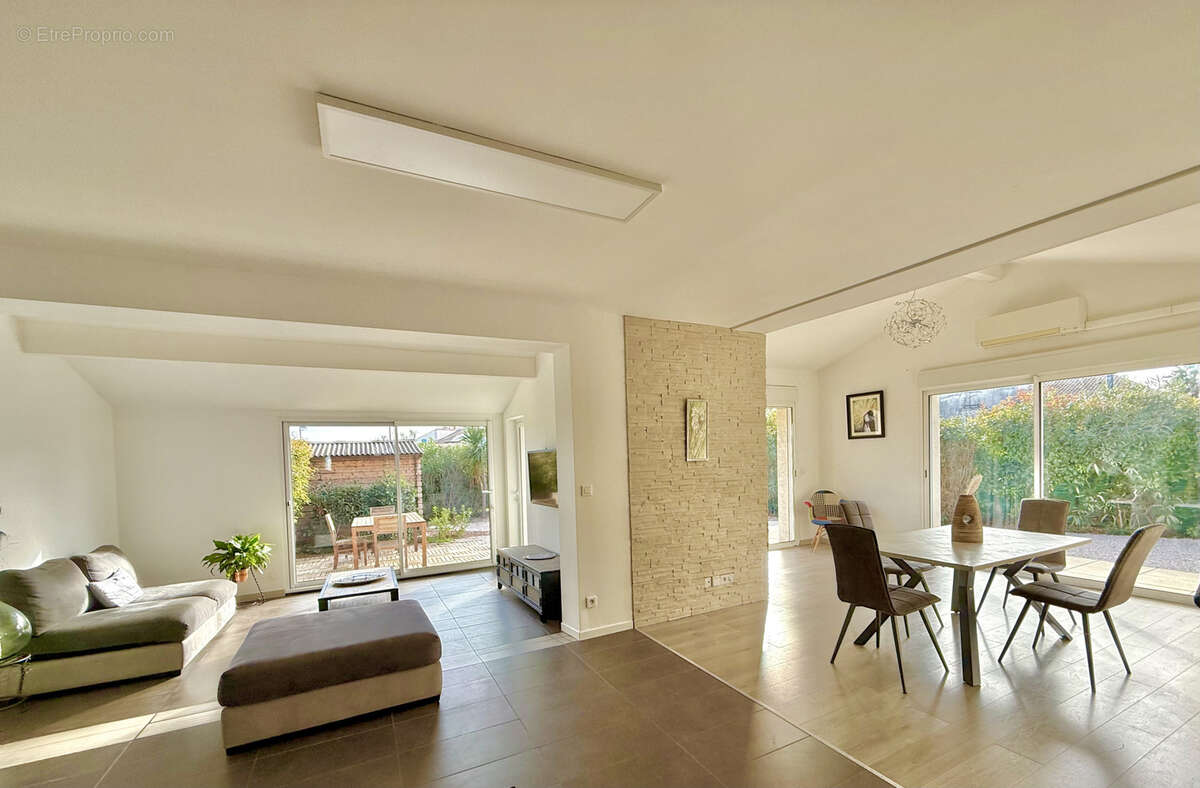 Maison à VIC-LA-GARDIOLE