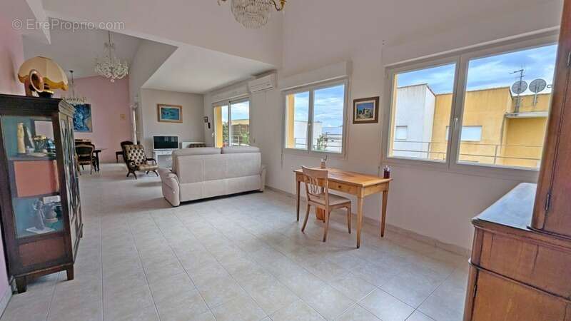 SALON-DE-PROVENCE (13) : T5 de 129 m² avec terrasse plein sud et garage privatif en sous-sol - photo 5