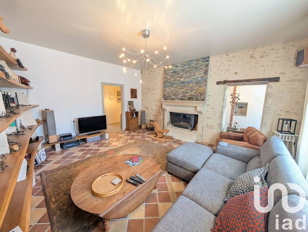 Photo 1 - Maison à LUSSAC-LES-CHATEAUX