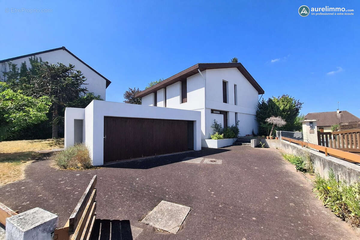 image IA - Maison à MONTLUCON