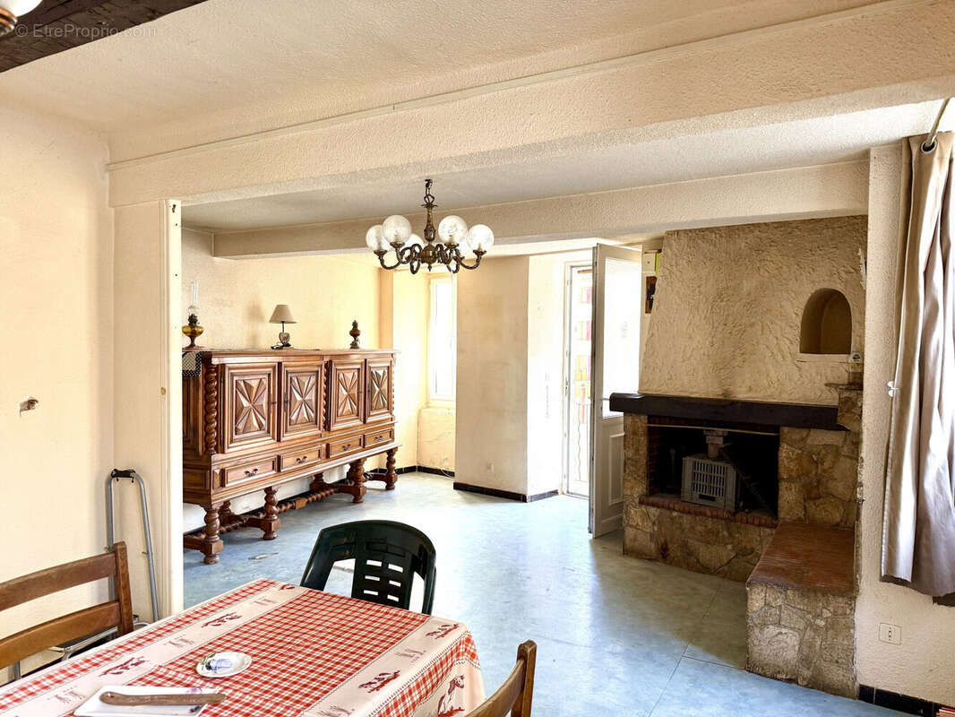 Dickjan POPPEMA d'eXp France vous propose une maison de village avec grand potentiel