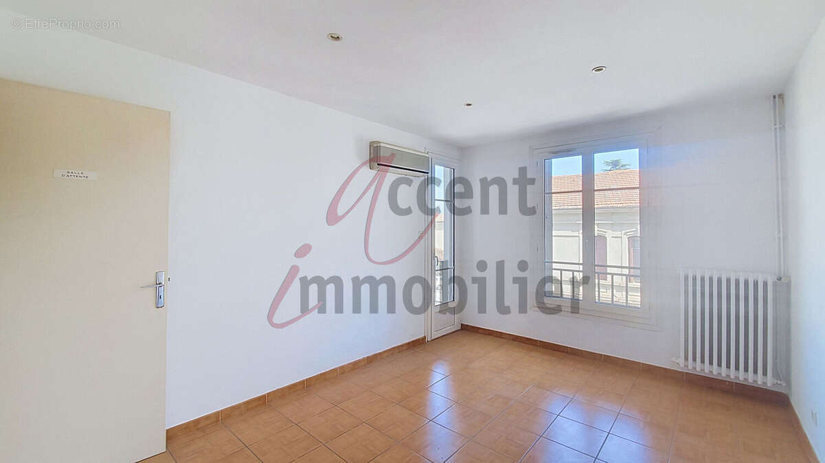 Chateaurenard : Appartement de 3 chambres avec triple balcons et parking privé - photo 10