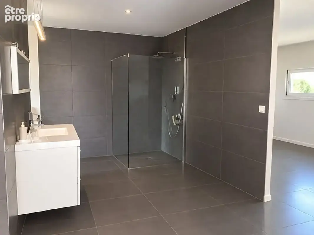 Maison d'architecte de plain-pied de 108 m² : garage double et terrasse. - photo 10