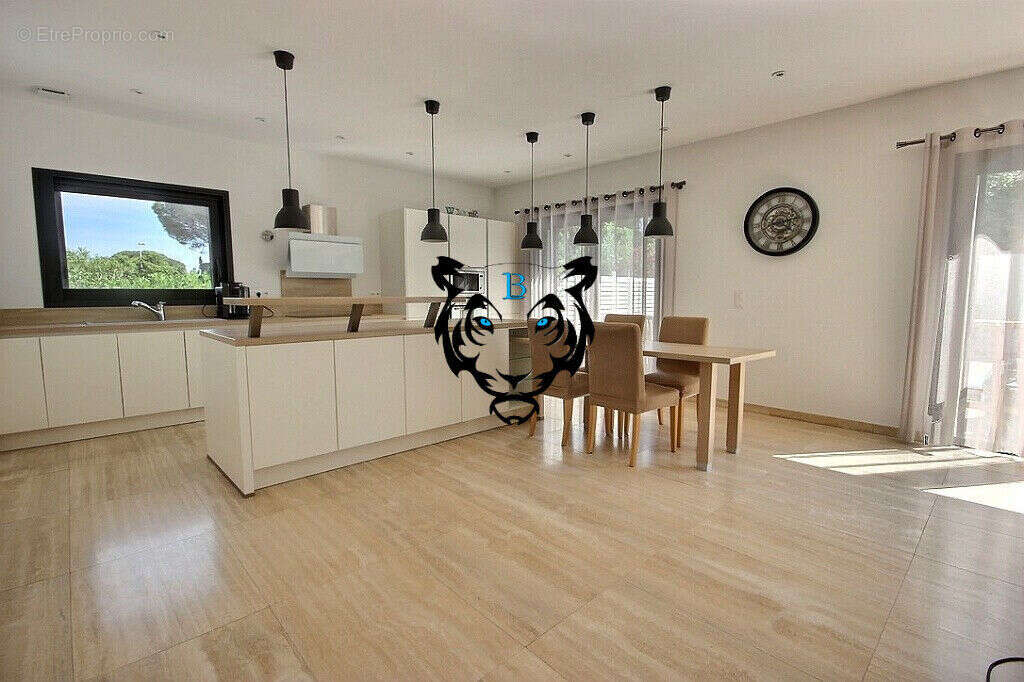 Maison à ROQUEBRUNE-SUR-ARGENS