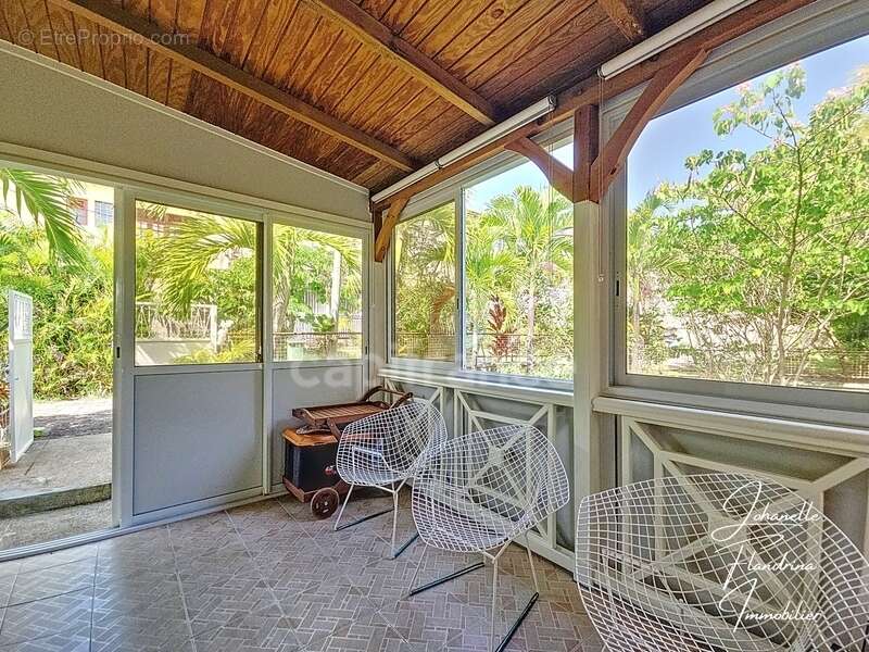 Propriété rare avec maison + 3 logements indépendants – 1850 m² constructible – Basse-Terre centre - photo 9