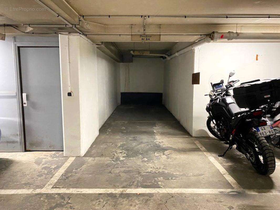 Parking à PARIS-2E