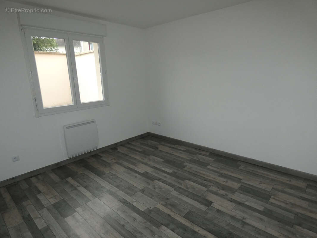 Maison à LAROCHE-SAINT-CYDROINE