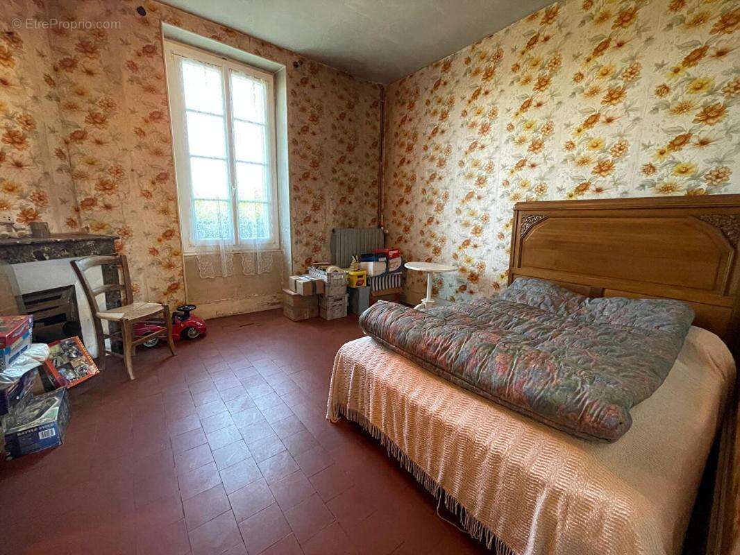 Belle propriété ancienne avec garages et grand terrain - Secteur calme - photo 7
