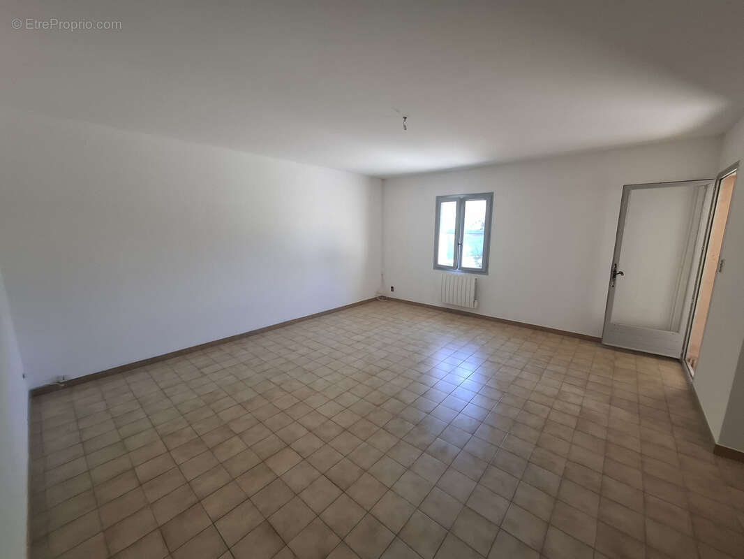 Maison de plain-pied avec cour et parking - photo 6