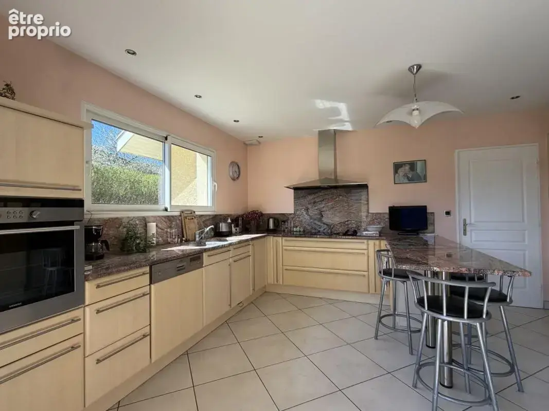 Maison 9 pièces 240 m² à vendre à Saint-Geoire-En-Valdaine (38620) - photo 4