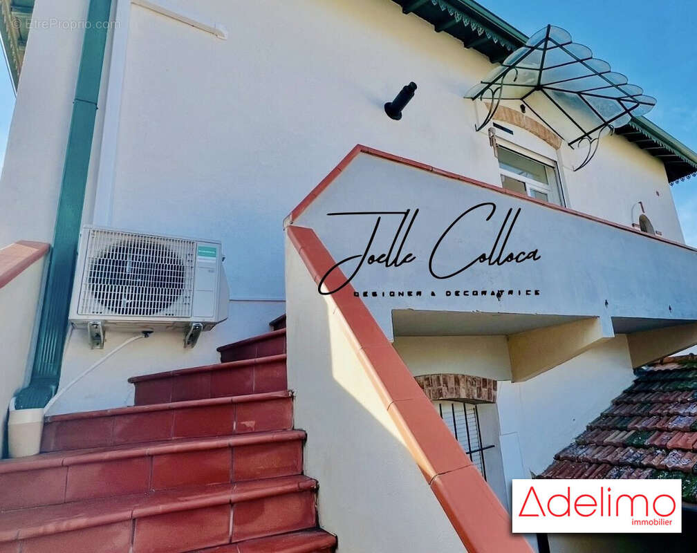 Escalier privée donnant accès au logement - Appartement à AIGUES-MORTES