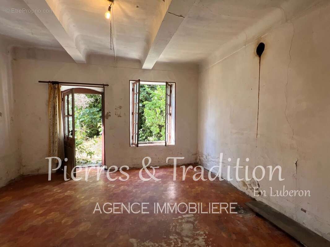Luberon, bâti ancien à rénover sur plus d'un hectare de terrain proche commodités - photo 3
