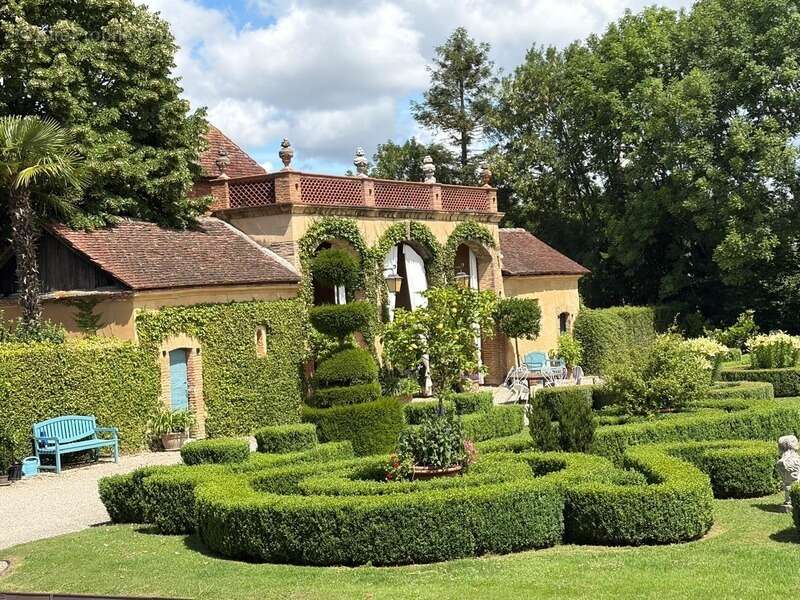 ELEGANT CHATEAU XVIIIs, sans travaux, sur 1 hectare clos de murs, jardin paysagé, chapelle, orangerie, dépendances, pour famille - photo 15