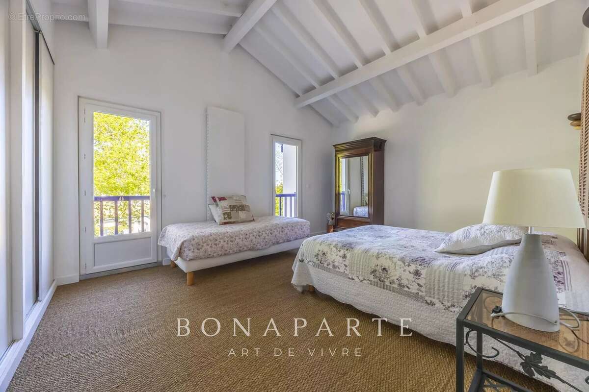 Saint-jean-de-luz - propriete avec piscine et annexe - photo 14