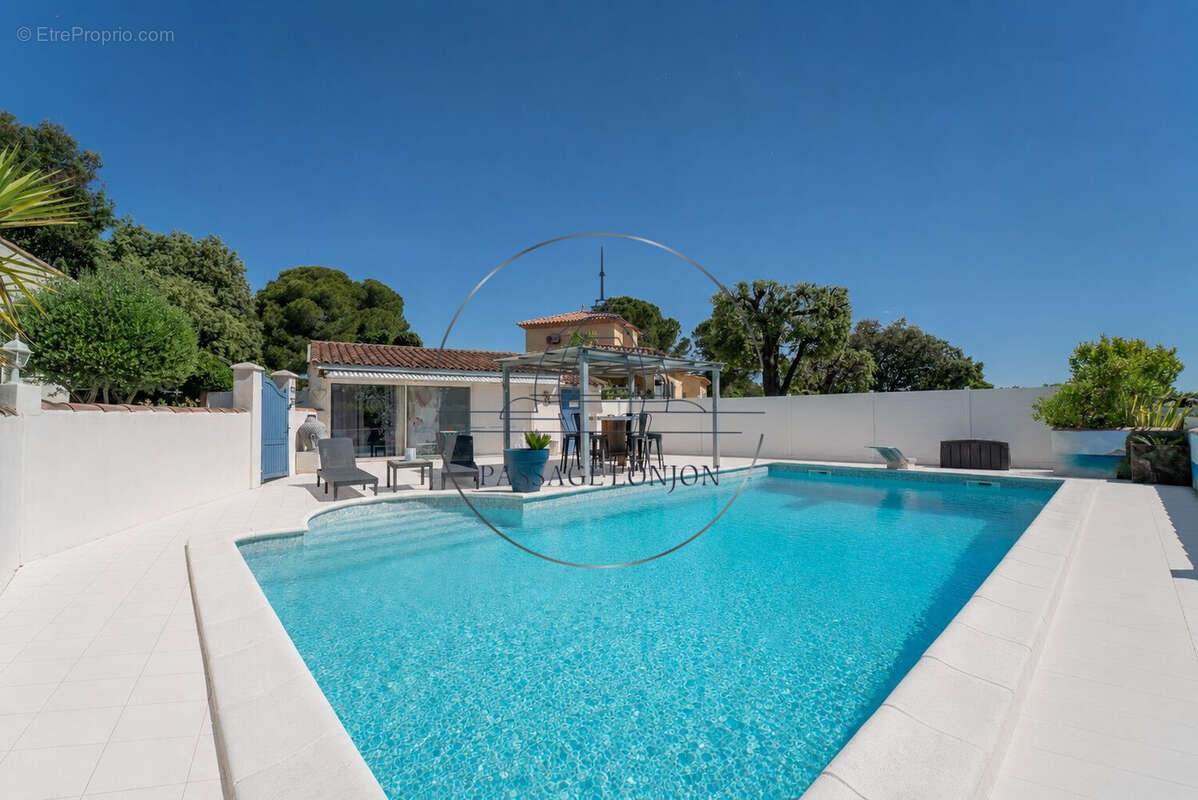 Maison à SAINT-BRES