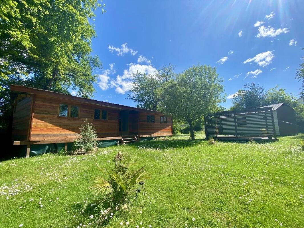 Un ensemble de petites maisons dans un hameau calme - photo 2