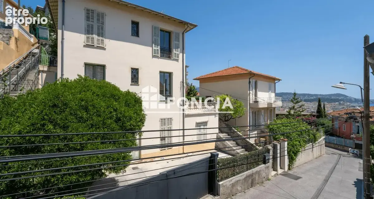 Nice - Coup de cœur assuré : T2 de 47 m² à rénover avec vue mer et ville exceptionnelle dans maison de charme - photo 10