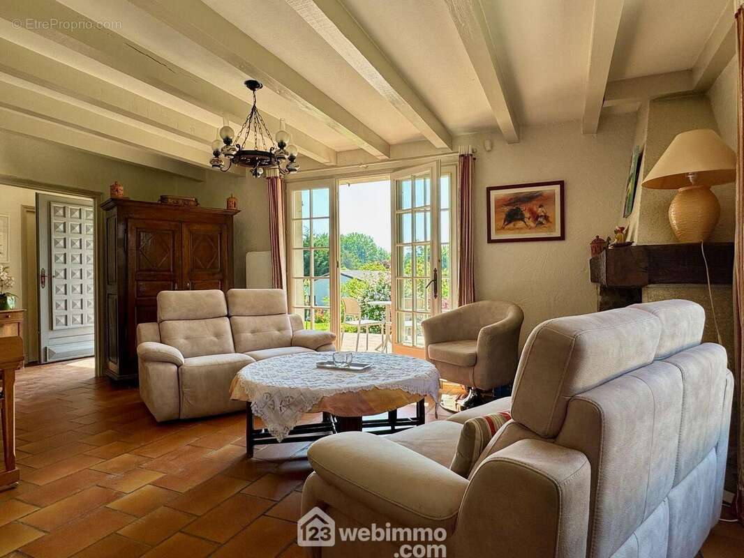 ... d&#039;un accès à la terrasse. - Maison à MIGNE-AUXANCES