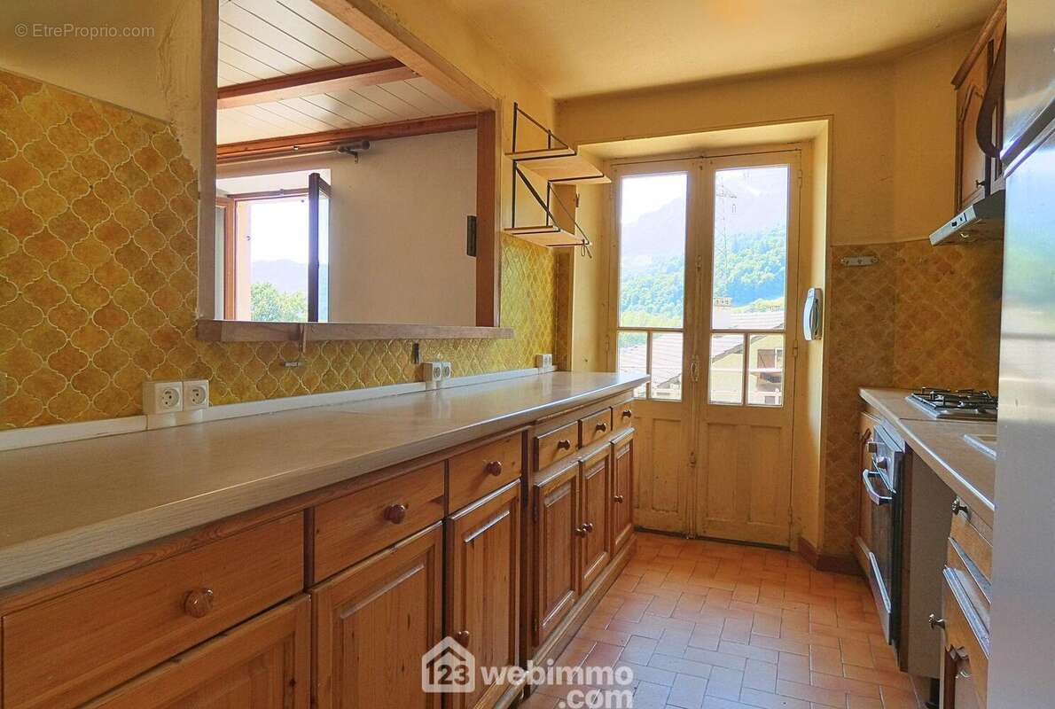 Voici la cuisine avec une ouverture sur le séjour - Maison à UGINE