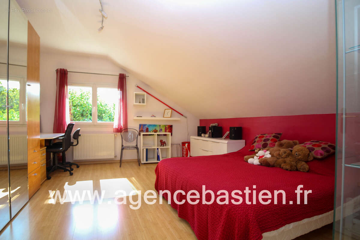 CESSY   Tutegny  Superbe villa de 182 m2 (205m2 au sol) avec piscine chauffée, terrain de 1 146 m2, vue Mont- - photo 11