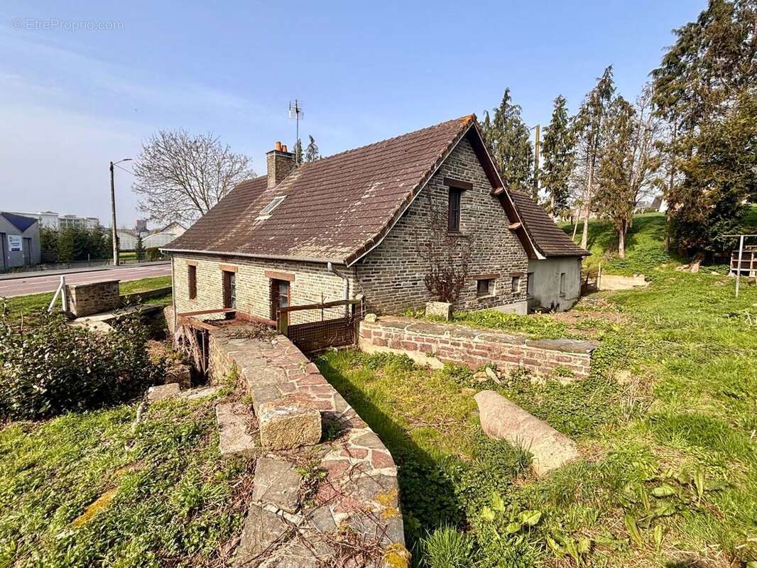 Maison à CONDE-SUR-VIRE