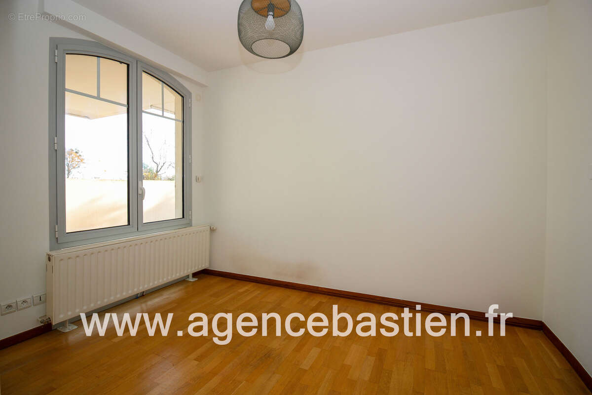 Vente exclusive - t4 de 105 m2 en rez-de-jardin - proche centre-ville - divonne-les-bains - 590.000€ - photo 7