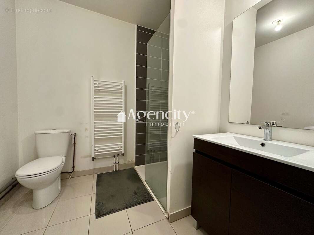 Photo salle d'eau - Appartement à BUSSY-SAINT-GEORGES