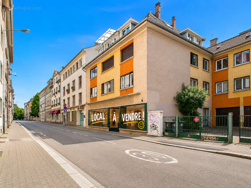 Grand local de 109 m2 + 63m2 de cave/stockage - Divisible en 2 espaces distincts - QUAI DES BATELIERS - photo 2