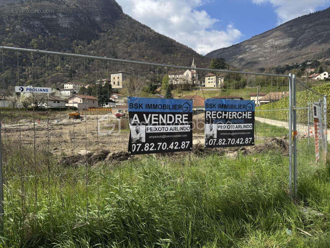 Terrain à VEUREY-VOROIZE