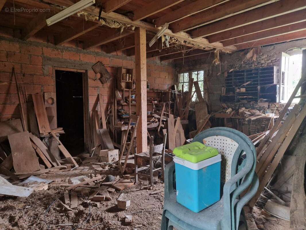 Atelier attenant à la maison - Maison à LE BUGUE