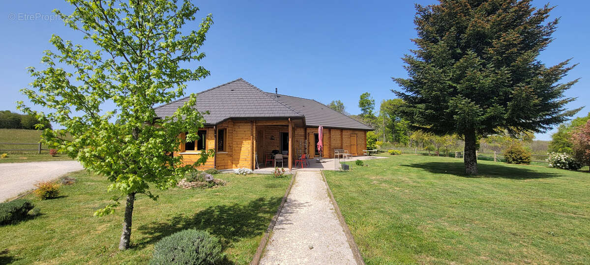 Maison à ALBUSSAC