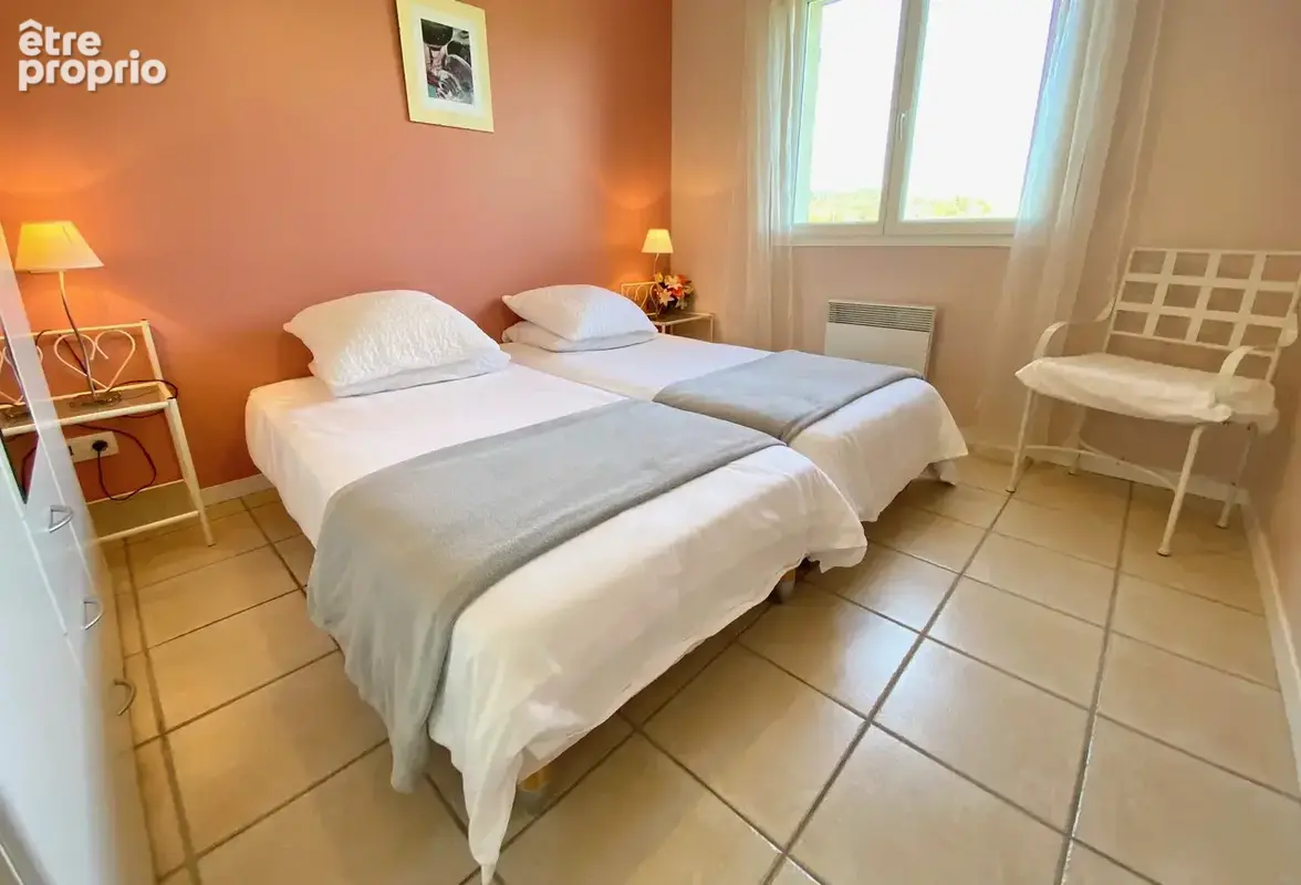 Maison de plain pied, trois chambres, piscine, terrain, vue - photo 6