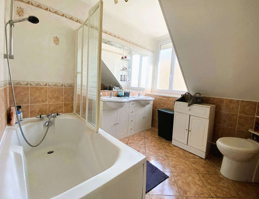 Maison à SAINT-JEAN-DE-BRAYE