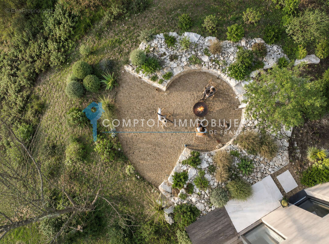 Pays d'Avignon Rare villa contemporaine de 185m2 environ sur 3500 m2 de terrain clos avec piscine , double gar - photo 6