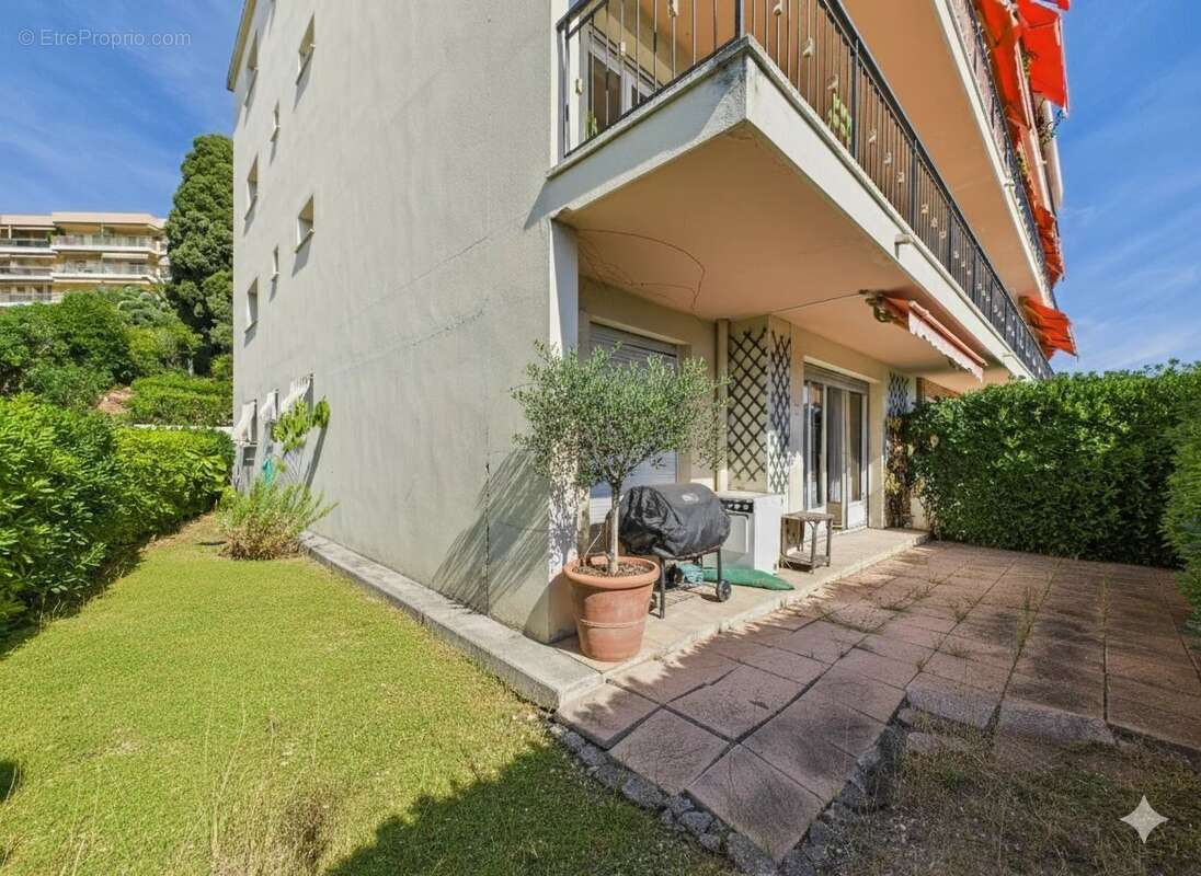 Antibes – Quartier Mont Saint-Jean – 3 pièces en rez-de-jardin surélevé avec terrasse, jardin et garage - photo 8