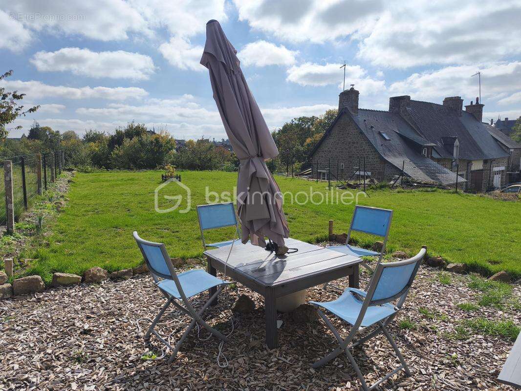 Maison à LASSAY-LES-CHATEAUX