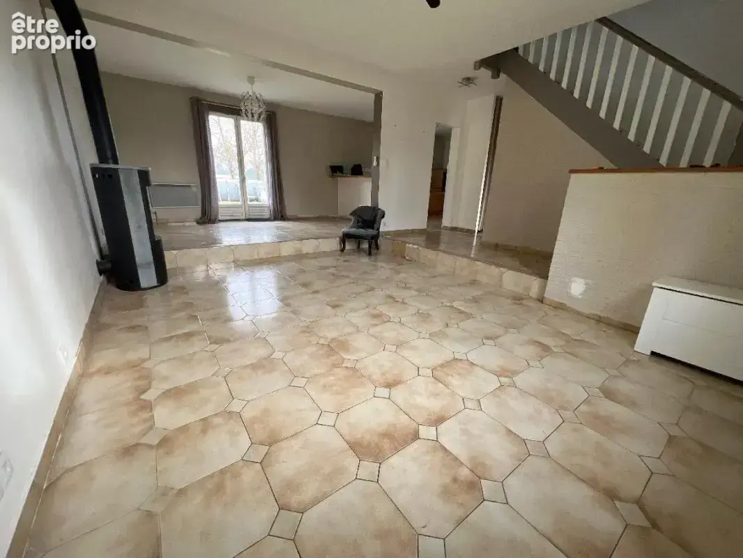 Maison familiale de 140 m² - 5 chambres ou 4 chambres + 1 bureau - Superbe terrain de 1 550 m² - Fort potentiel - photo 2