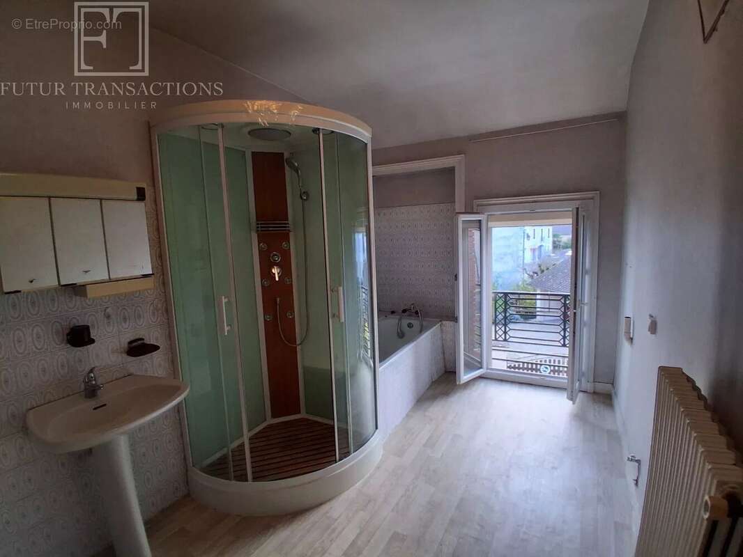 Maison à JAVERLHAC-ET-LA-CHAPELLE-SAINT-ROBERT