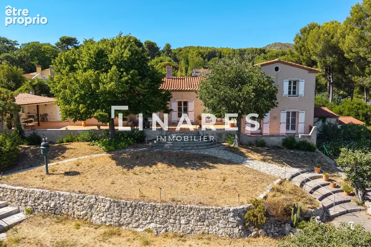 PLEIN SOLEIL - Villa T6 de 206m² - Piscine - Cuisine d'été - Terrain de 3400m² - 13011 LA TREILLE - photo 20