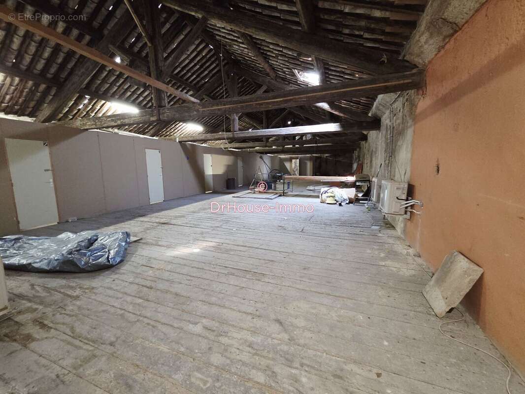 Parking à NISSAN-LEZ-ENSERUNE