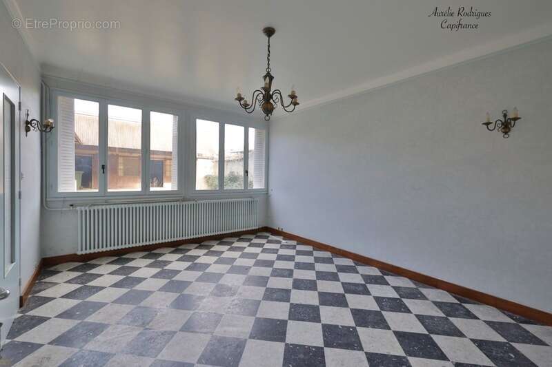 Maison à BAGE-LE-CHATEL