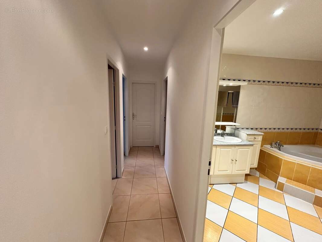 Maison à SAINT-GEORGES-DE-MONTCLARD