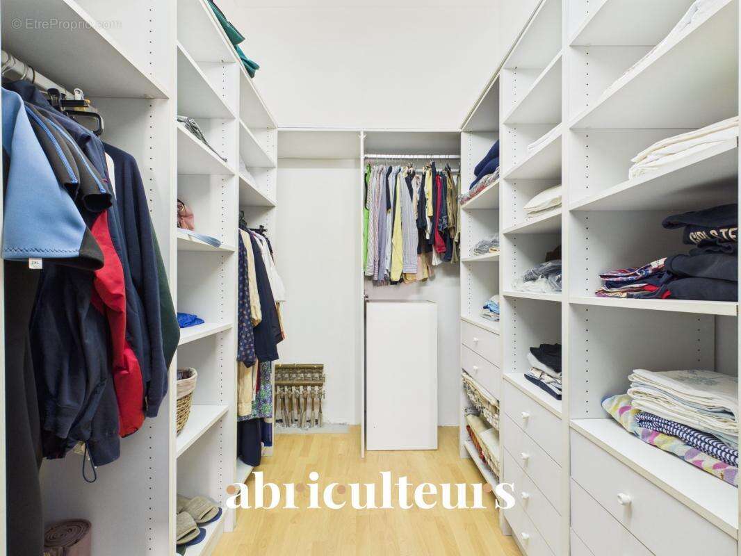 Superbe appartement traversant rénové de 136,81 m² – Trois balcons – Garage – À 30 mètres du Port de Nice - photo 14