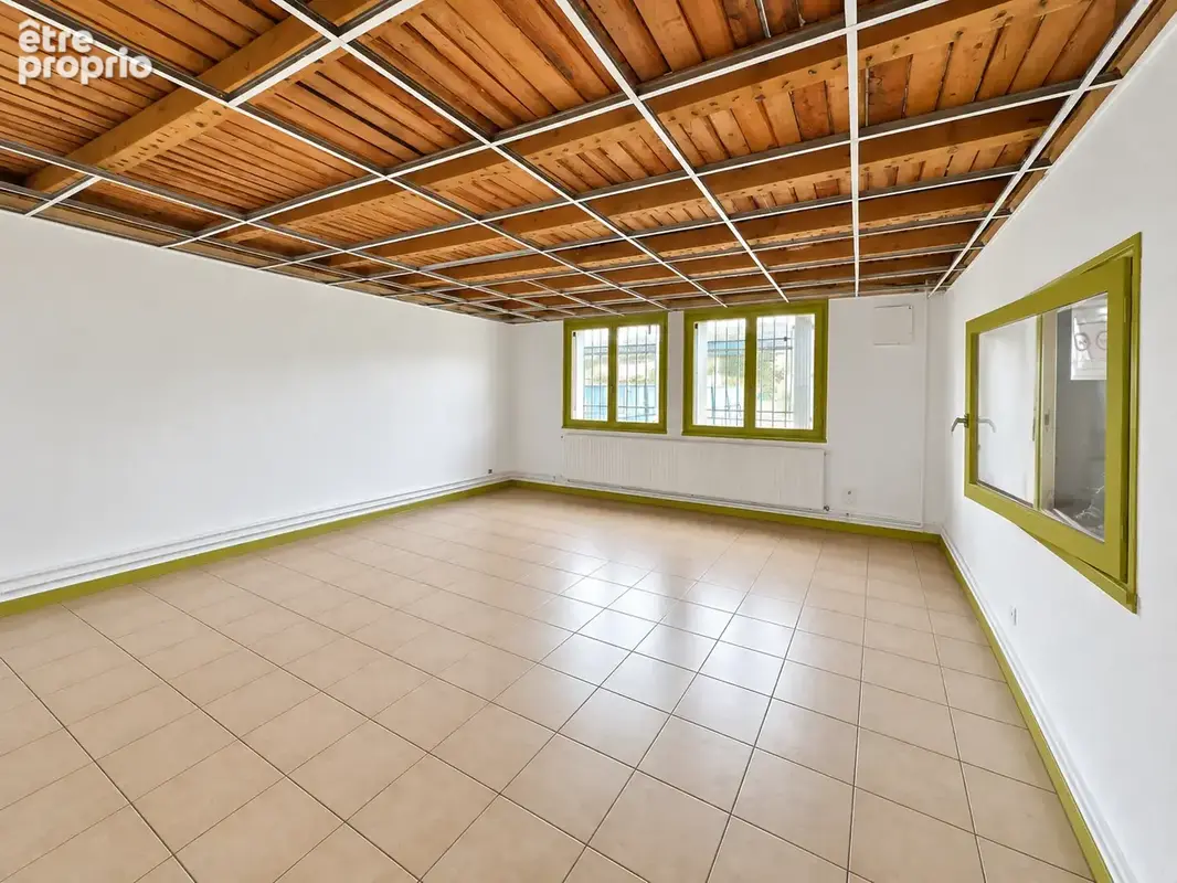 Local professionnel avec zone de stockage et bureaux - photo 4