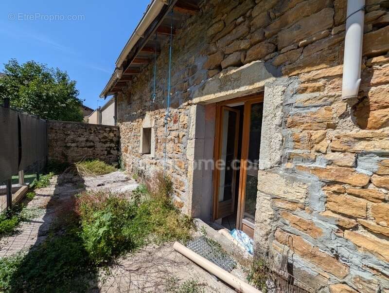 A vendre - Maison de village en pierre à rénover - potentiel 140m² + garage + terrasse 16.7m² - Bettant à proximité d'Amberieu e - photo 2